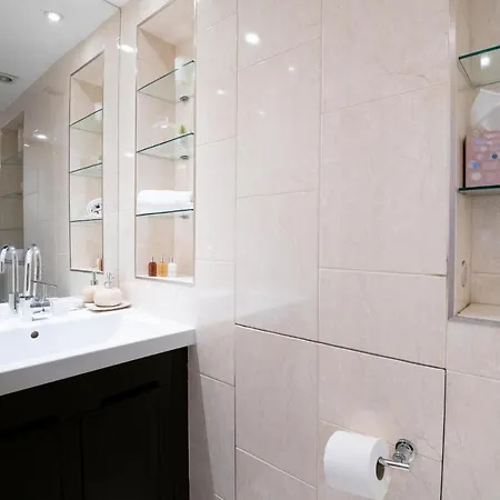 Apartment Delightful Kensington Close To Hyde Park By Underthedoormat *