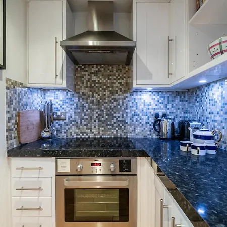 Delightful Kensington Close To Hyde Park By Underthedoormat * London