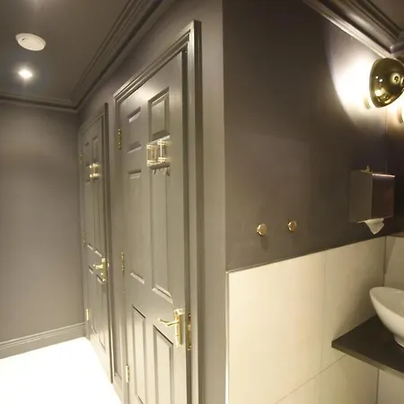 Hotel The Pack And Carriage London