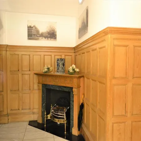Sloane Square Apartment *