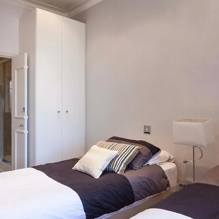 Linden Gardens Apartment *