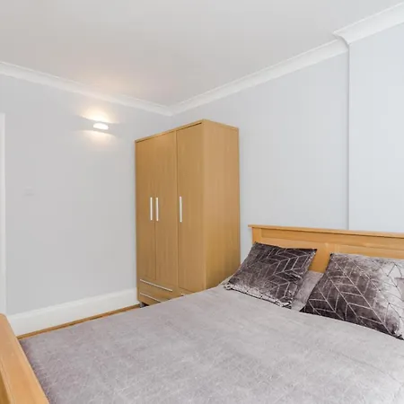 Cleveland Gardens Apartment *