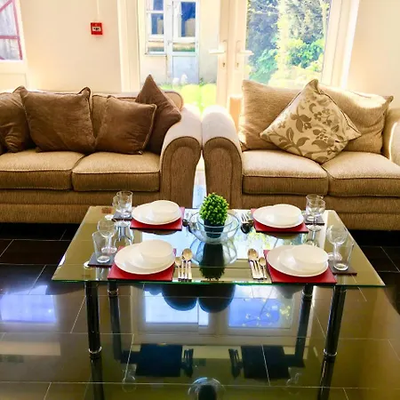 2 Bedroom Apartment, Kitchen, Reception And Private Garden London