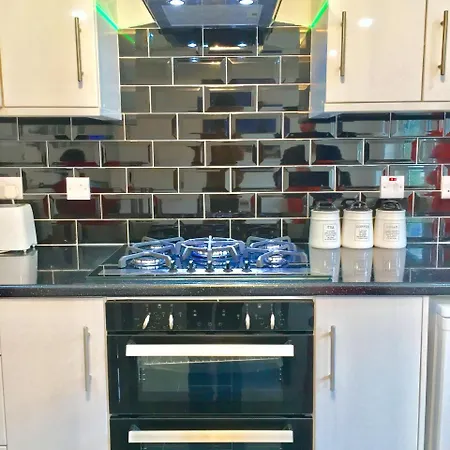 2 Bedroom Apartment, Kitchen, Reception And Private Garden Apartment *