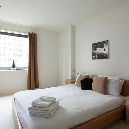 Apartment Discovery Dock London