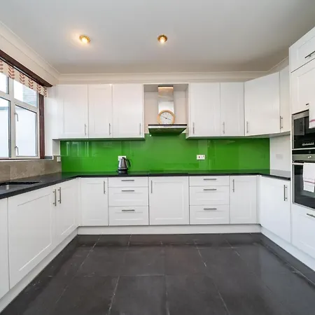 New 3 Bedroom House Near Wembley Stadium Apartment *