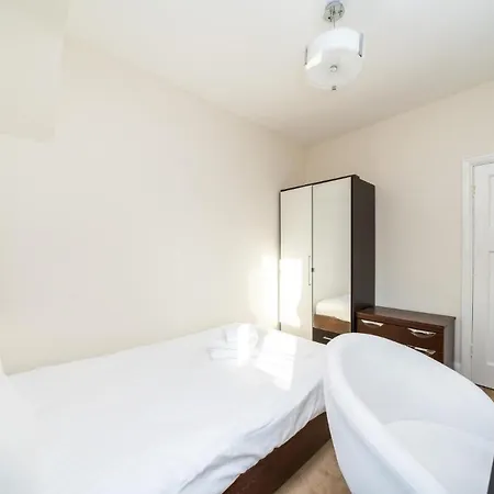 New 3 Bedroom House Near Wembley Stadium Apartment