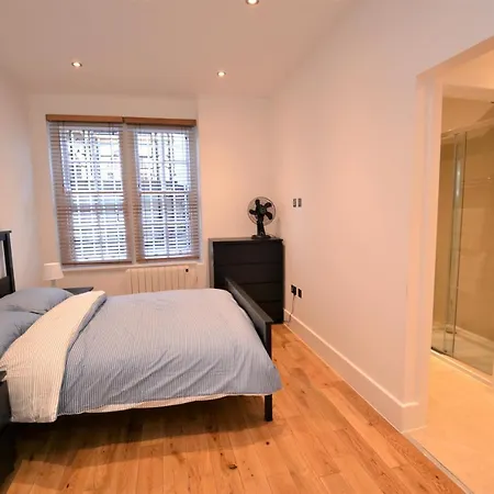 Marble Arch Apartment *