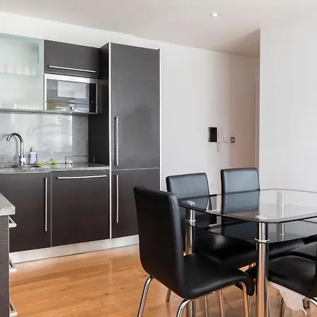 East Croydon Apartments - Just 3 Mins Walk To East Croydon Station Apartment
