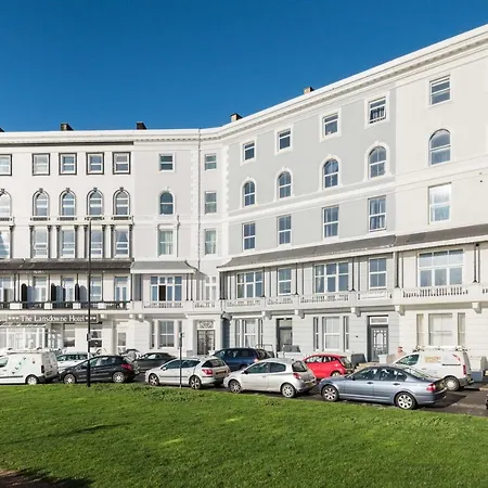 No.6 Beautifully Presented Seafront Apartment Apartment *