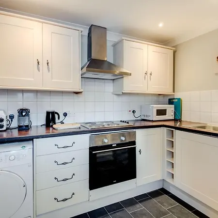 No.6 Beautifully Presented Seafront Apartment *