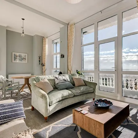No.6 Beautifully Presented Seafront Apartment