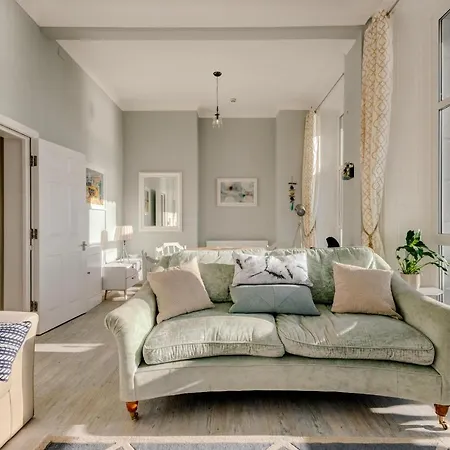 No.6 Beautifully Presented Seafront Apartment London