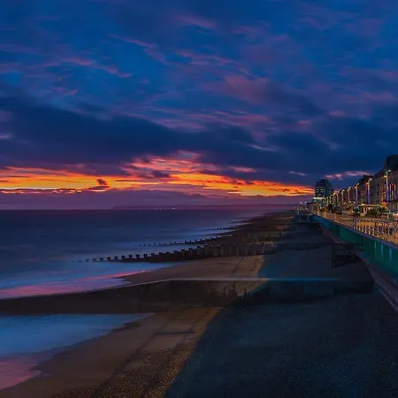 No.6 Beautifully Presented Seafront Apartment *