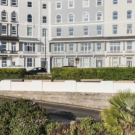 No.6 Beautifully Presented Seafront Apartment Apartment *