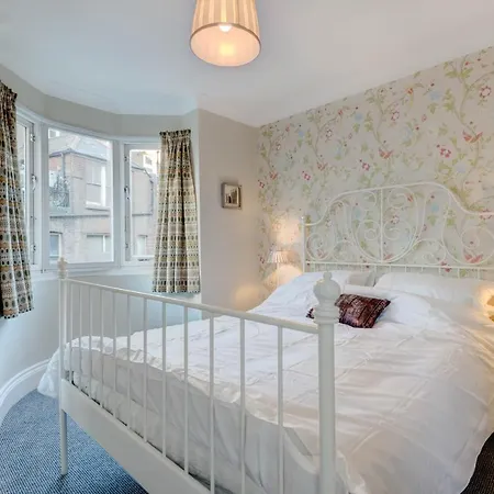No.6 Beautifully Presented Seafront Apartment *