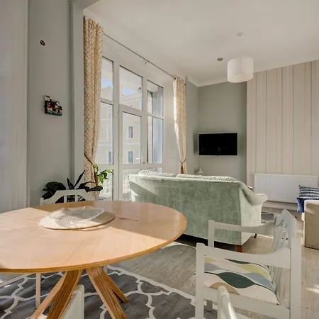 No.6 Beautifully Presented Seafront Apartment London