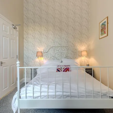 No.6 Beautifully Presented Seafront Apartment * London