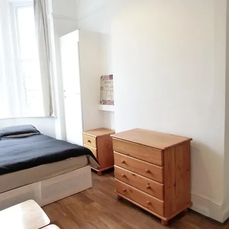 Beautiful Family Barons Court Apartment London