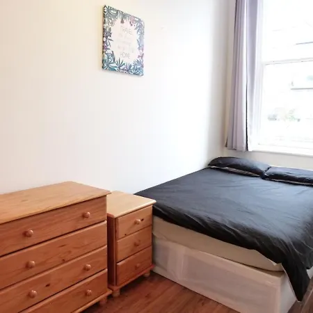 Beautiful Family Barons Court Apartment London