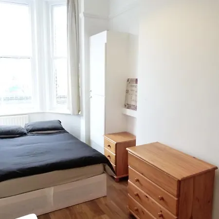 Apartment Beautiful Family Barons Court London