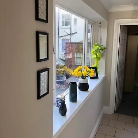 No.6 Beautifully Presented Seafront Apartment * London