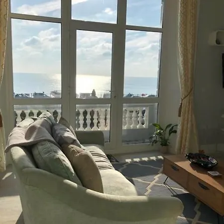 Apartment No.6 Beautifully Presented Seafront Apartment London