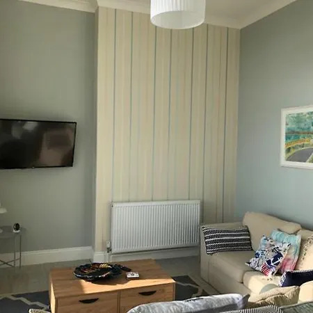 No.6 Beautifully Presented Seafront Apartment Apartment
