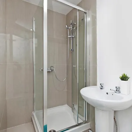 4 Bedrooms Self Catering House, Free Wifi & Netfix