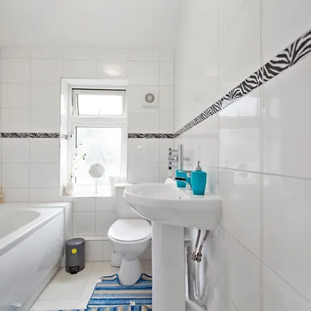 4 Bedrooms Self Catering House, Free Wifi & Netfix Holiday home Dagenham