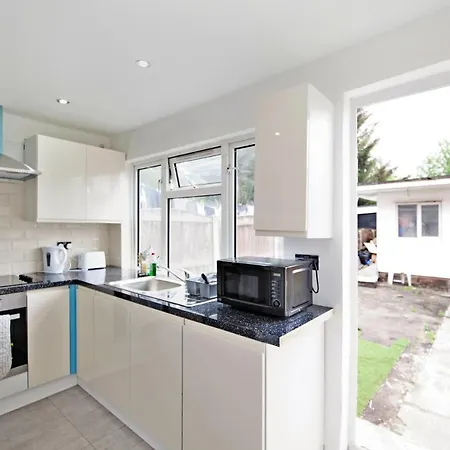 4 Bedrooms Self Catering House, Free Wifi & Netfix *