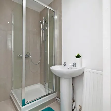 4 Bedrooms Self Catering House, Free Wifi & Netfix *