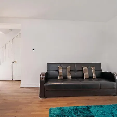 4 Bedrooms Self Catering House, Free Wifi & Netfix * Dagenham