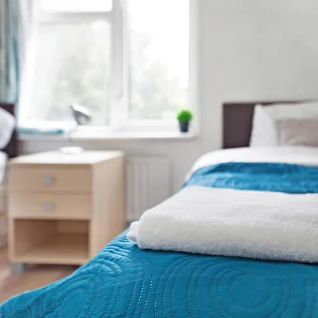 4 Bedrooms Self Catering House, Free Wifi & Netfix Dagenham