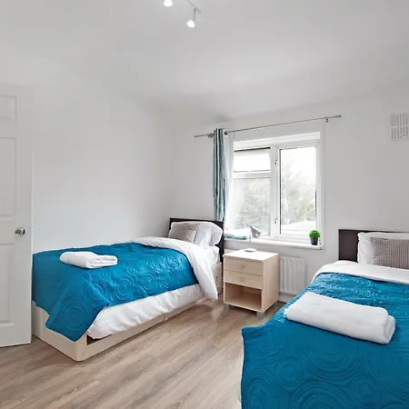 4 Bedrooms Self Catering House, Free Wifi & Netfix Holiday home Dagenham