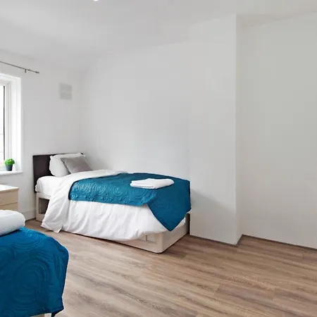 4 Bedrooms Self Catering House, Free Wifi & Netfix