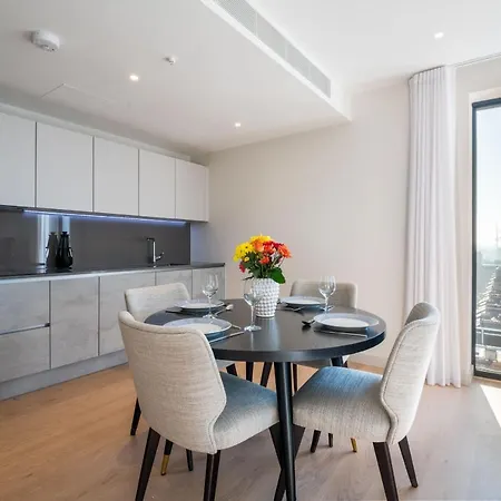 Modern Family Close To Victoria Station By Underthedoormat London