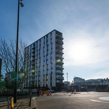 Modern Family Close To Victoria Station By Underthedoormat Apartment