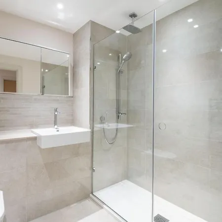 Apartment Modern Family Close To Victoria Station By Underthedoormat London