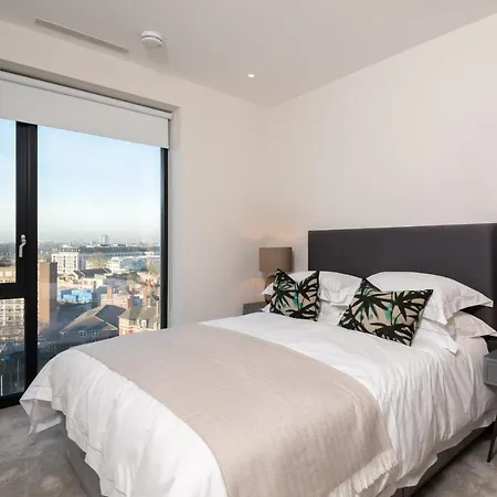 Modern Family Close To Victoria Station By Underthedoormat Apartment