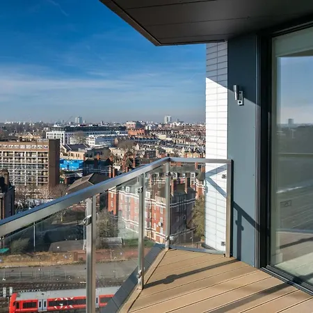 Modern Family Close To Victoria Station By Underthedoormat Apartment *