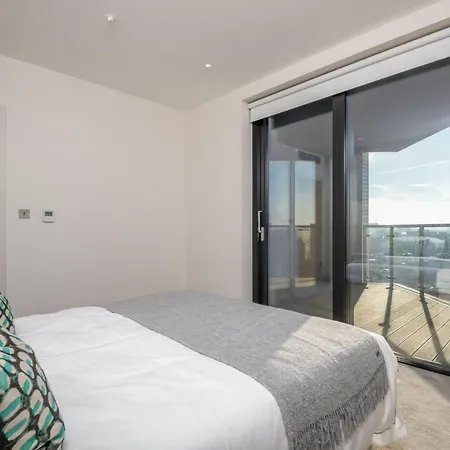 Modern Family Close To Victoria Station By Underthedoormat Apartment *