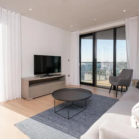 Apartment Modern Family Close To Victoria Station By Underthedoormat