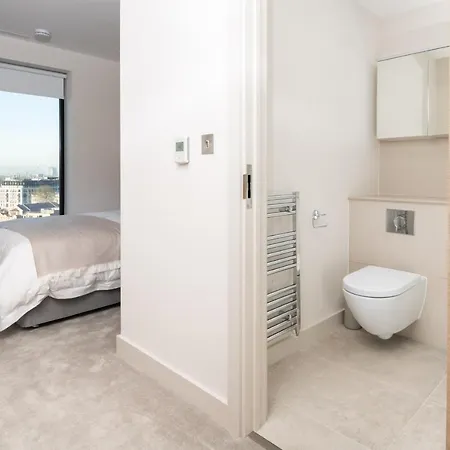 Modern Family Close To Victoria Station By Underthedoormat * London