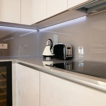 Modern Family Close To Victoria Station By Underthedoormat London
