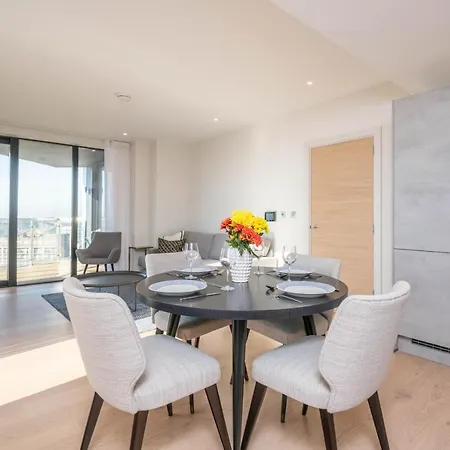 Modern Family Close To Victoria Station By Underthedoormat Apartment London