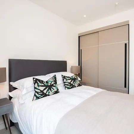 Modern Family Close To Victoria Station By Underthedoormat Apartment London