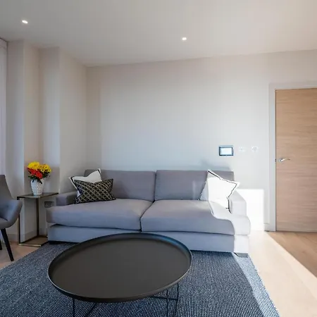 Modern Family Close To Victoria Station By Underthedoormat *