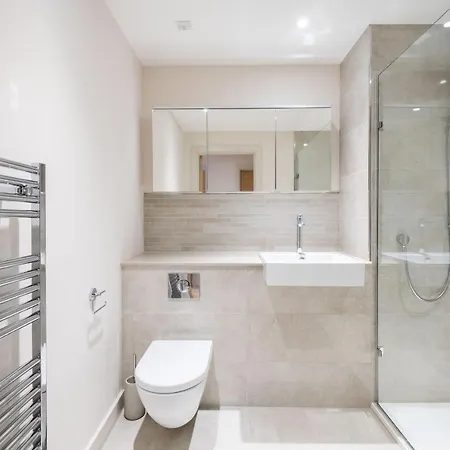 Modern Family Close To Victoria Station By Underthedoormat Apartment London