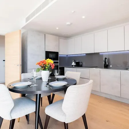 Apartment Modern Family Close To Victoria Station By Underthedoormat *
